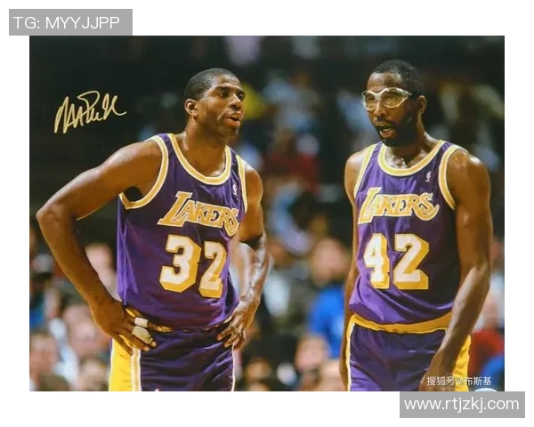 足球场上的魔术师 十号球星引领球队荣耀征程 足球场上的魔术师 十号球星引领球队荣耀征程